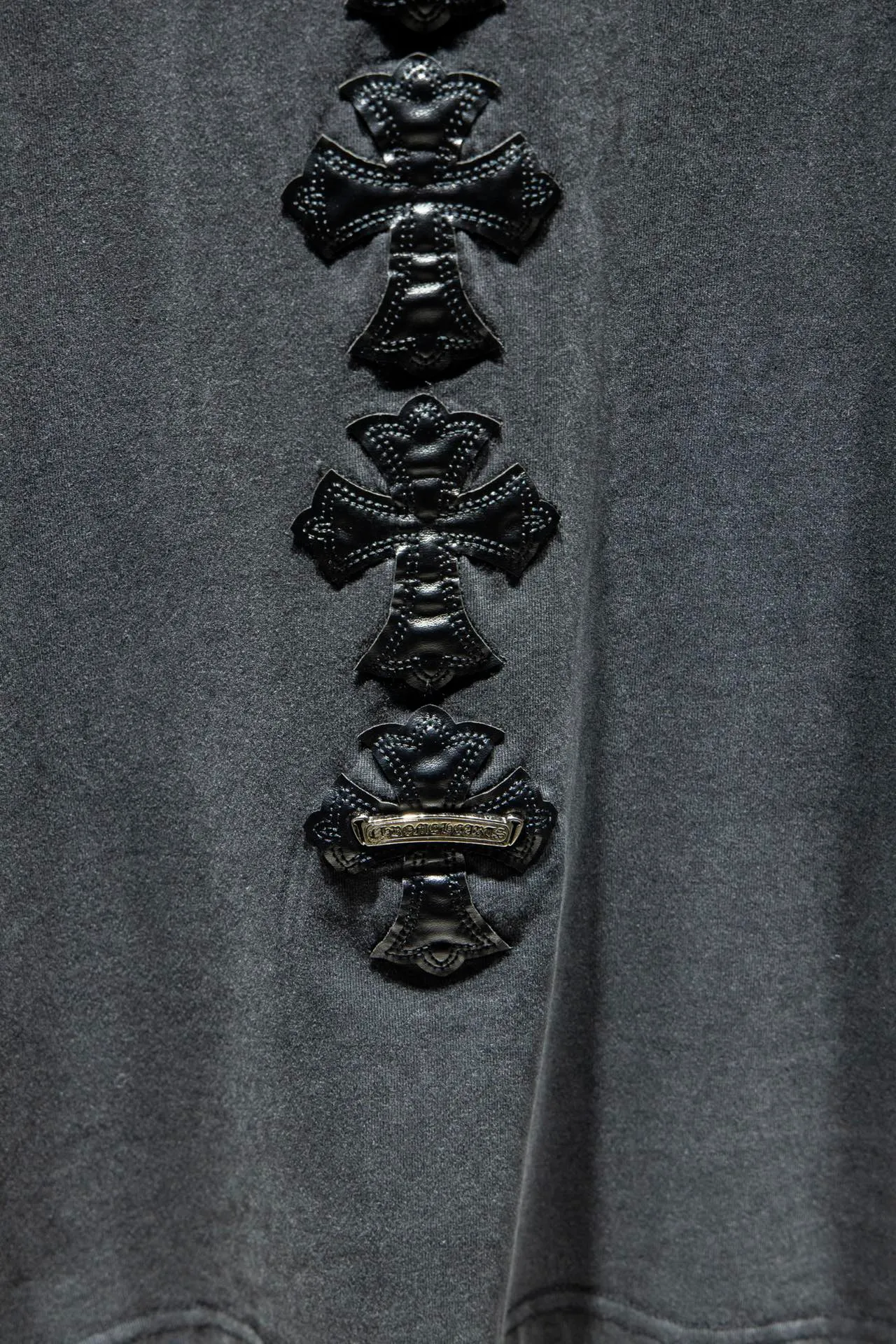 P180 Chrome hearts This year's popular Chrome heart style is too 🉑️. The imported leather label on the front chest is made of ZP material. 1:1 restores the touch and has a large resistance. It is very smooth to the touch, which is different from the market. The letters are machine embroidered with leather material after adjusting according to the original details. The thickness is moderate. The hardware is imported hardware accessories. The front # embroidery adopts imported Tajima high-density heavy industry embroidery technology. The font is three-dimensional and full. Gradient dyeing of ready-made garments, the process of frying snowflakes in the washing water of ready-made garments, heavy distressing and whitening. Hat, collar, pockets, cuffs, front and rear threads, details of holes are clearly visible. It is made of 32-count double yarn and 260-gram weight fabric. It is super comfortable. It is very comfortable and soft to wear in spring and summer, and you will not feel stuffy. It is very comfortable to wear and absorbs sweat, so it is more suitable to wear. It can be used as a base in spring and can be worn casually on the street. The color is eye-catching 👍 The simple version is full of fashion and very comfortable to wear. It is well-designed and refuses to be monotonous and vulgar. It does not make ordinary styles. The modern elements and design sense are overwhelming, giving the piece of clothing a unique fashion color~ Color: White, washed black, Size chart: S M L XL